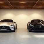 Deux voitures de luxe Mercedes-Benz AMG dans un garage moderne