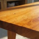 Gros plan sur une table en bois aux teintes chaudes et naturelles