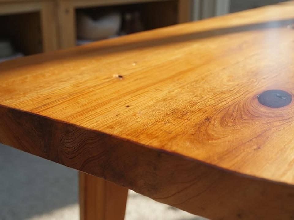 Gros plan sur une table en bois aux teintes chaudes et naturelles